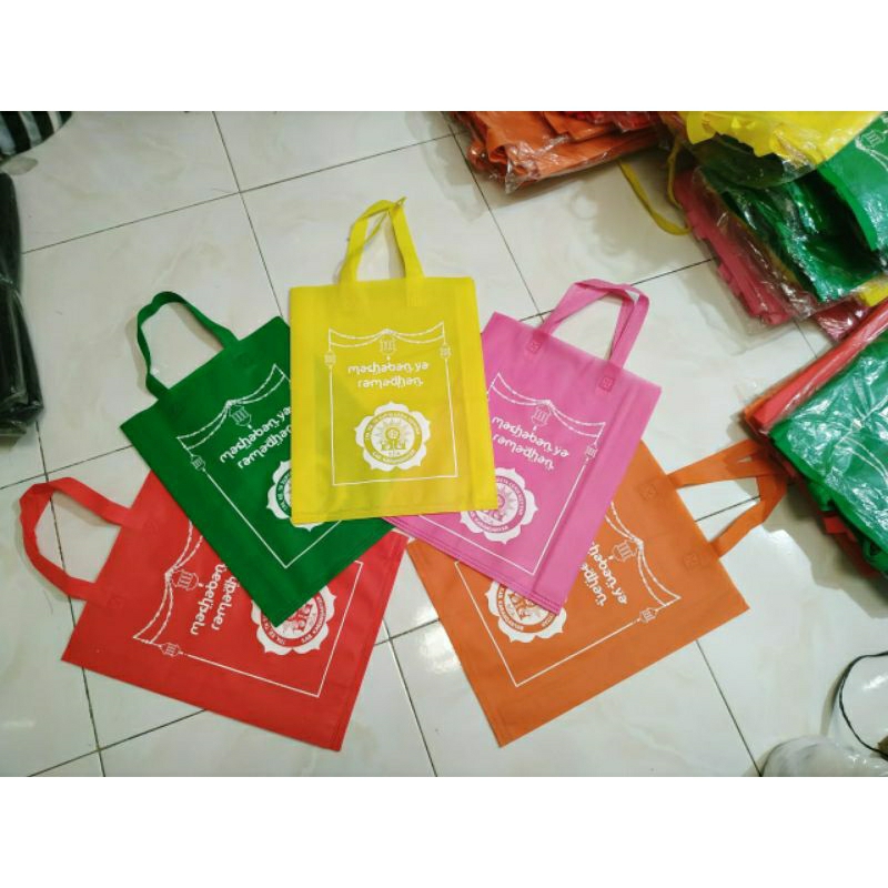 

Tas Tote bag Spunbond Totebag custom Sablon Souvenir 30x40 25x35 60pcs