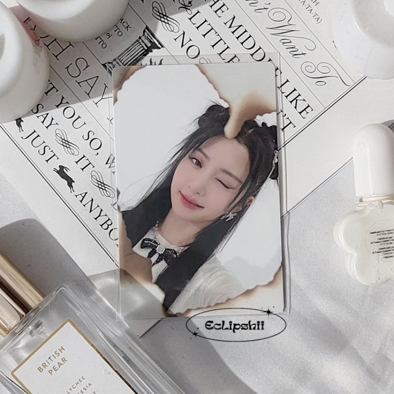 Photocard yunjin kertas kebakar yunjin compact lee sserafim