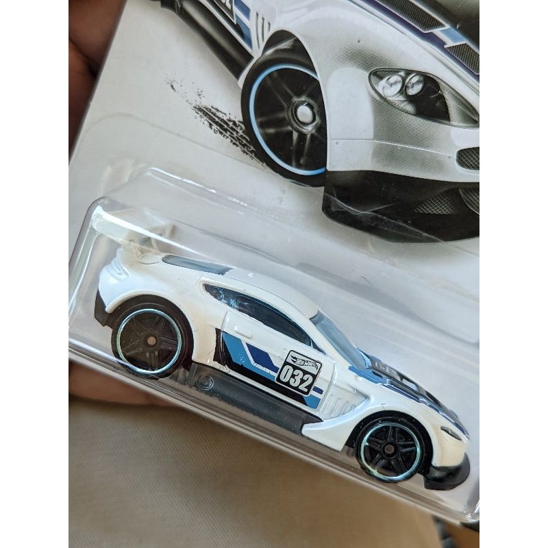 hotwheels hot wheels  hw  dodge aston martin vantage gt3 putih keren
