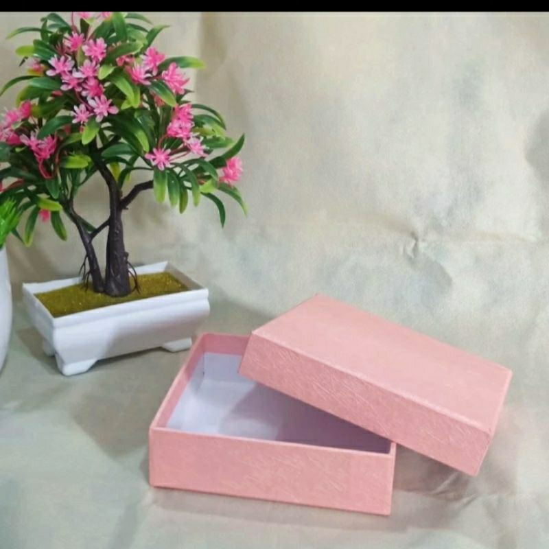 

Gift Box , Kotak kado , Kotak Hempers, Hardbox ,ukrn 12.5x12.5xT3.5 Kotak Hadiah