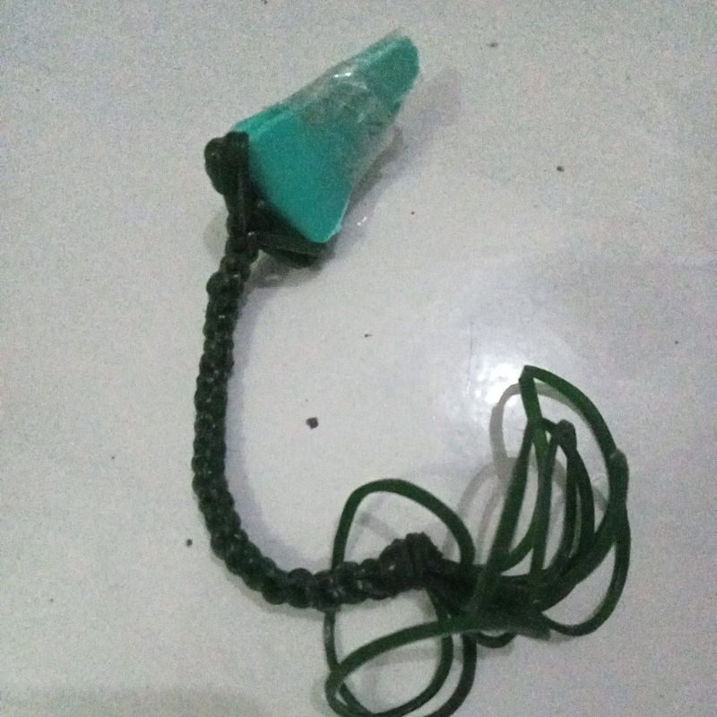 ketapel karet(ketapel cicak) sederhana.