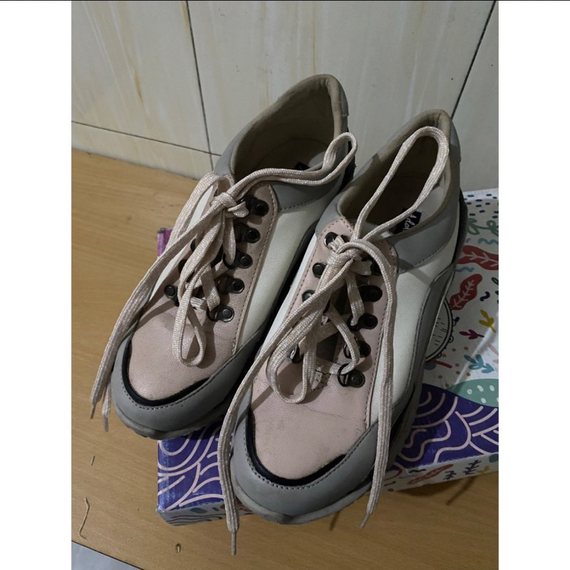 Preloved/ Bekas Sepatu Adorable Projects Klummy Sneakers 39 Sepatu Konser