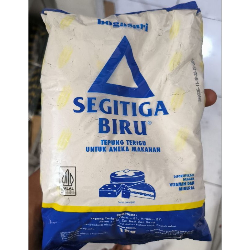 

Tepung Terigu ( SEGITIGA BIRU ) 1Kg