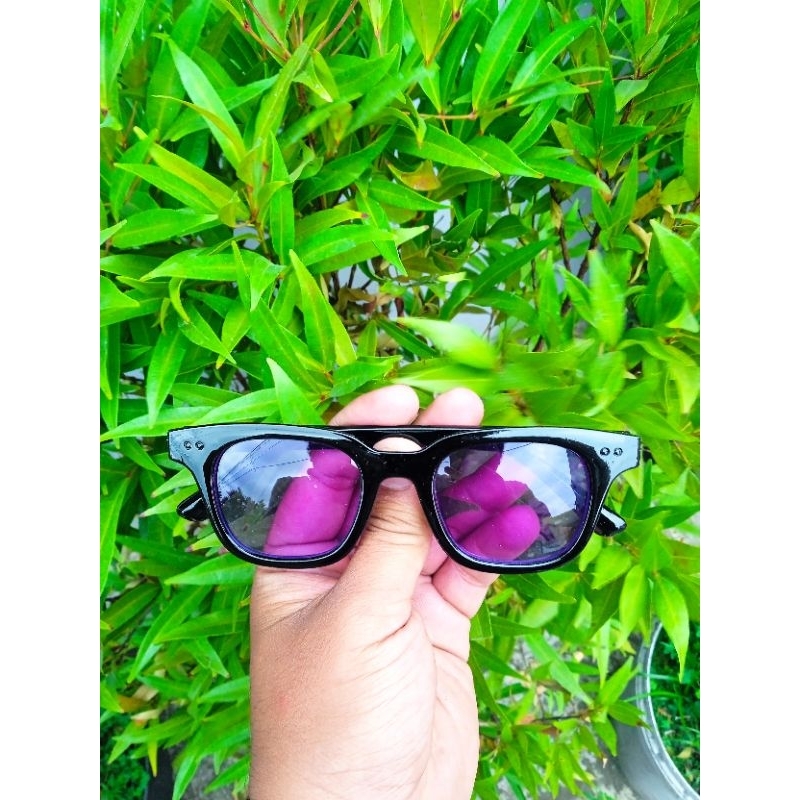 Kacamata Logo V Lensa Ungu