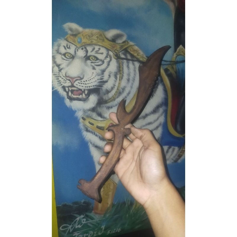 Ukiran kujang kayu jati