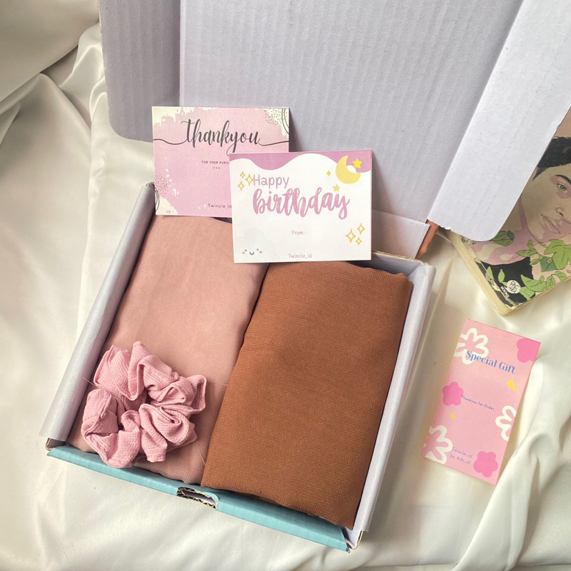 Hampers jilbab segi empat polos/ Jilbab Segi empat Polos / Kado ultah / Kado wisuda / Gift box / Kad