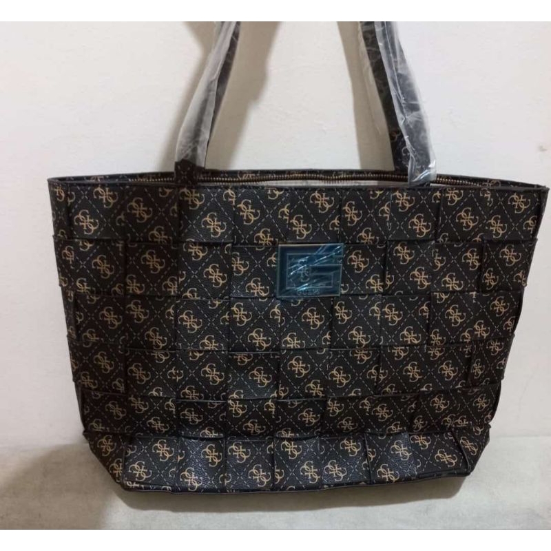 Guess Tote Bag Anyam Tas Besar Muat Laptop Coklat Logo Motif (Ada Defect)
