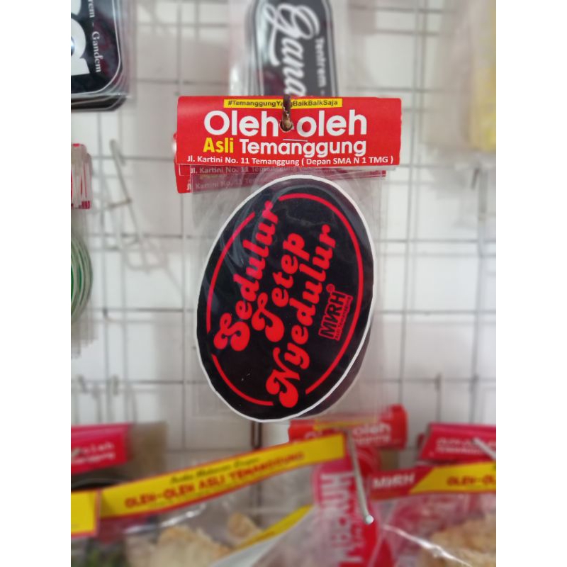 

Stiker Menoreh "Sedulur Tetep Nyedulur" Lonjong Hitam Tulisan Merah