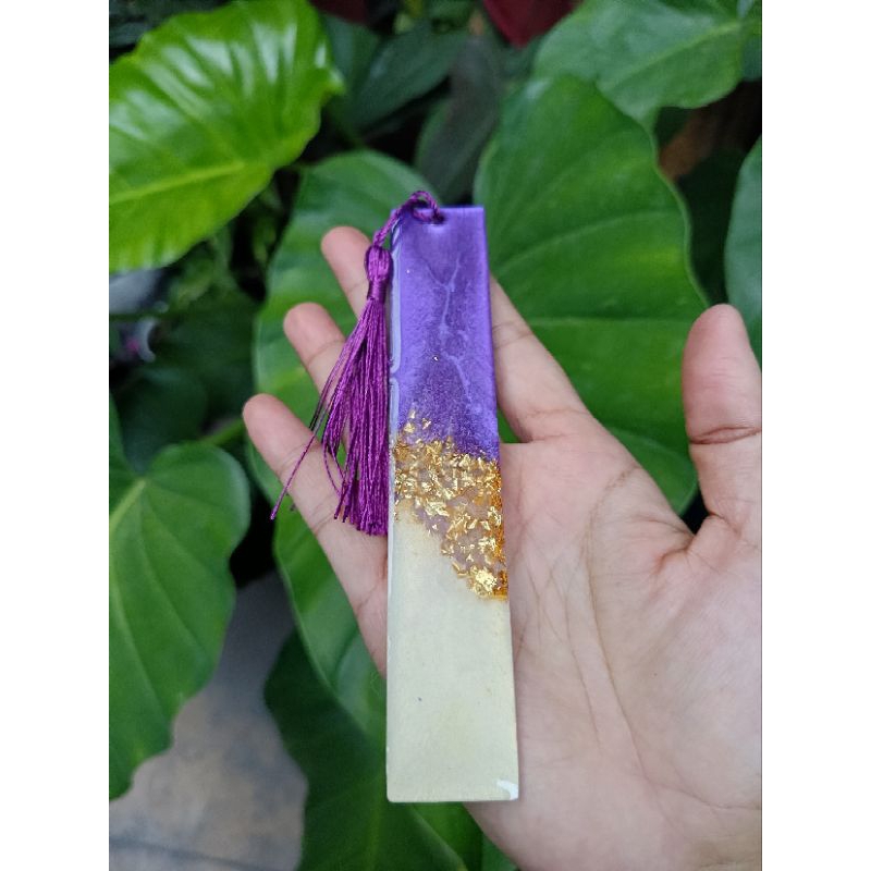 

pembatas buku resin art dan gantungan kunci resin art bisa request warna dan motif
