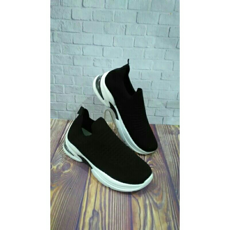 Sepatu Kyrana KE-20 Warna Hitam