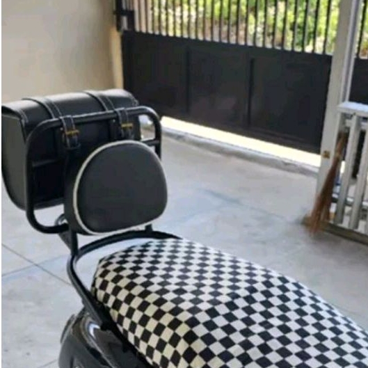 Sandaran belakang plus bantalan busa plus Tas motor buat Honda Scoopy dan Genio.