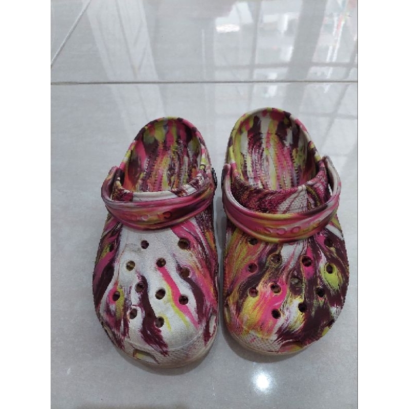 Crocs Classic Marbled Clog in Electric Pink Multi Preloved Original