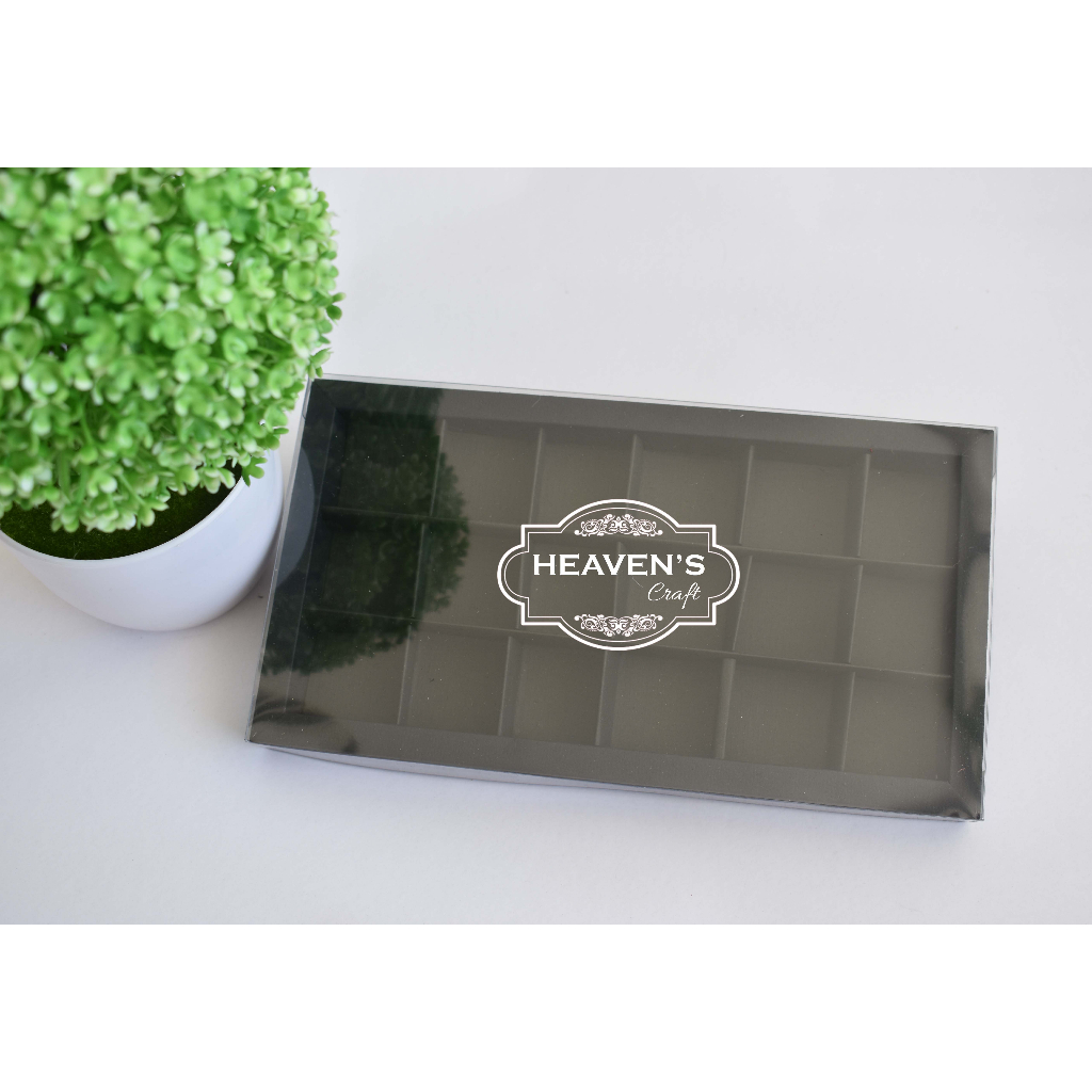 

Hardbox mika coklat/praline isi 18 (Cover saja)