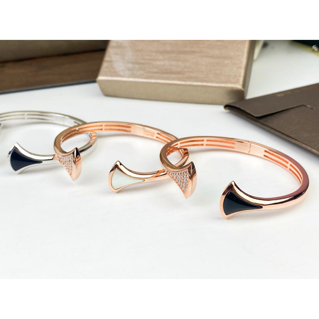 17k gold pawnable  black and white fan-shaped bracelet