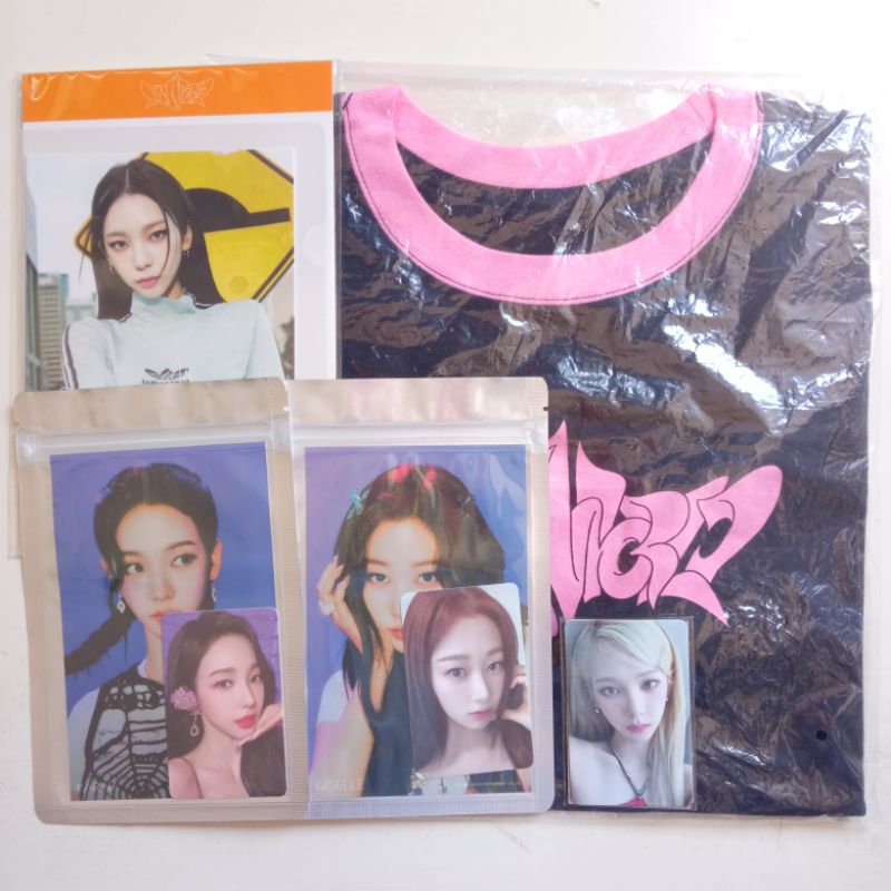 MD aespa official merchandise my world pt 1 / 2 tshirt, holo, 4x6 giselle karina