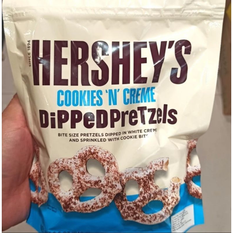 

Hershey's Dipped Pretzels Cookies n Creme 240g / Hersheys Pretzels Cookies and Cream 240g