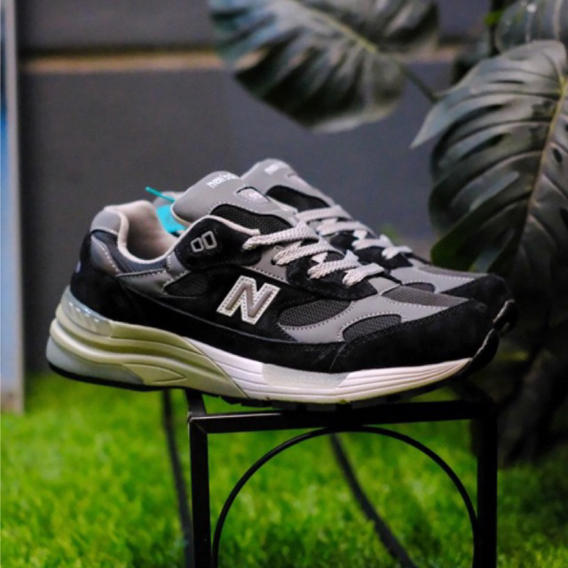 SEPATU NB 992 BLACK WHITE