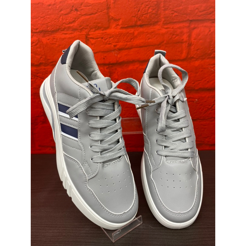 sepatu sneakers looks murah