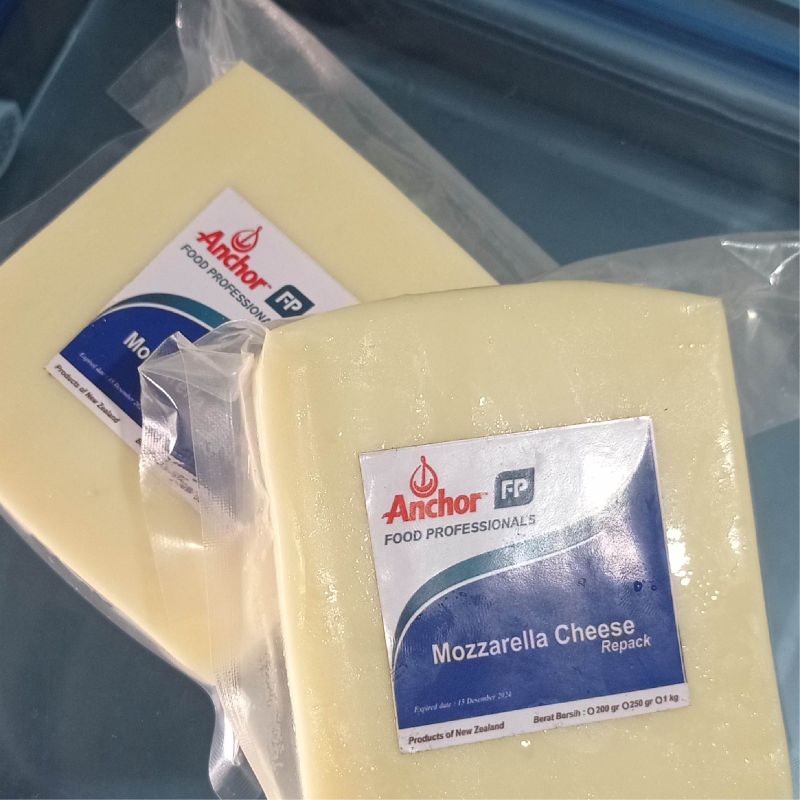 

Anchor reapack mozarella cheese 1kg - anchor mozzarella topping exp terbaru