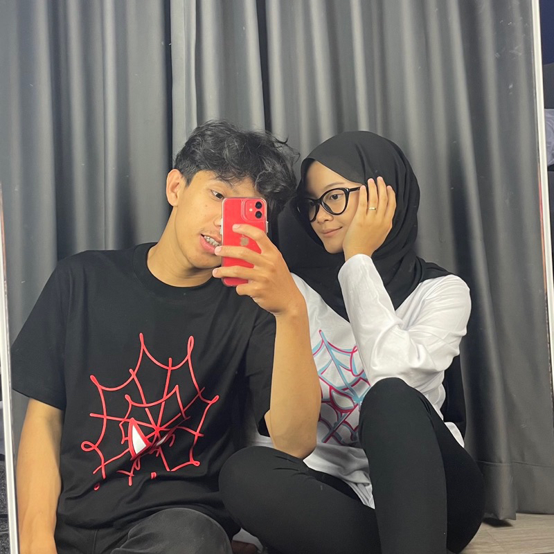 Baju Kaos Couple Spiderman Miles Morales & Gwen Stacy Warna Putih Dan Hitam - Kaos Spiderman Couple 