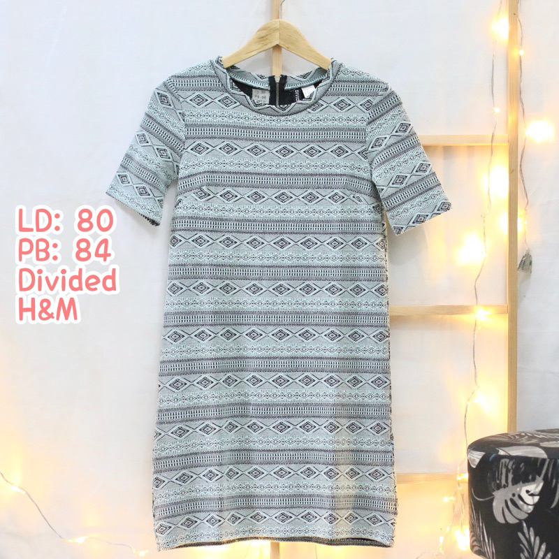 Kaos Rok Pendek Shirt Etnik Divided HnM by Deevike Preloved