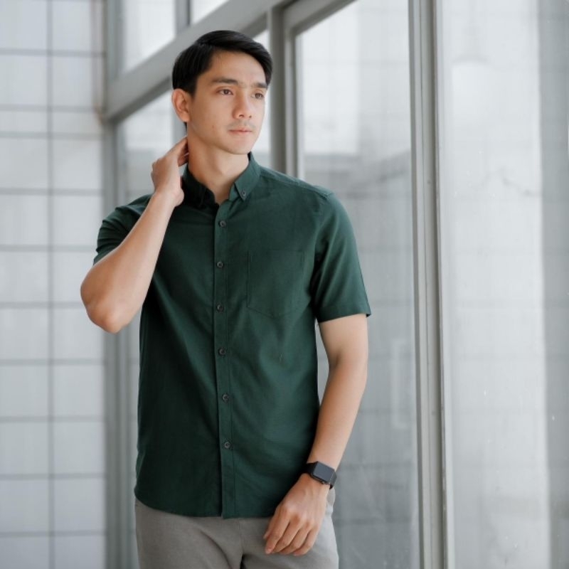 Kemeja Polos Cowok Keren Hijau Botol Lengan Pendek