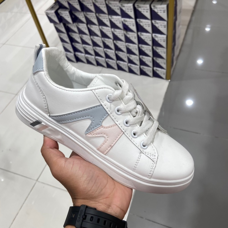 Laviola Sepatu wanita warna putih model simple 36-40