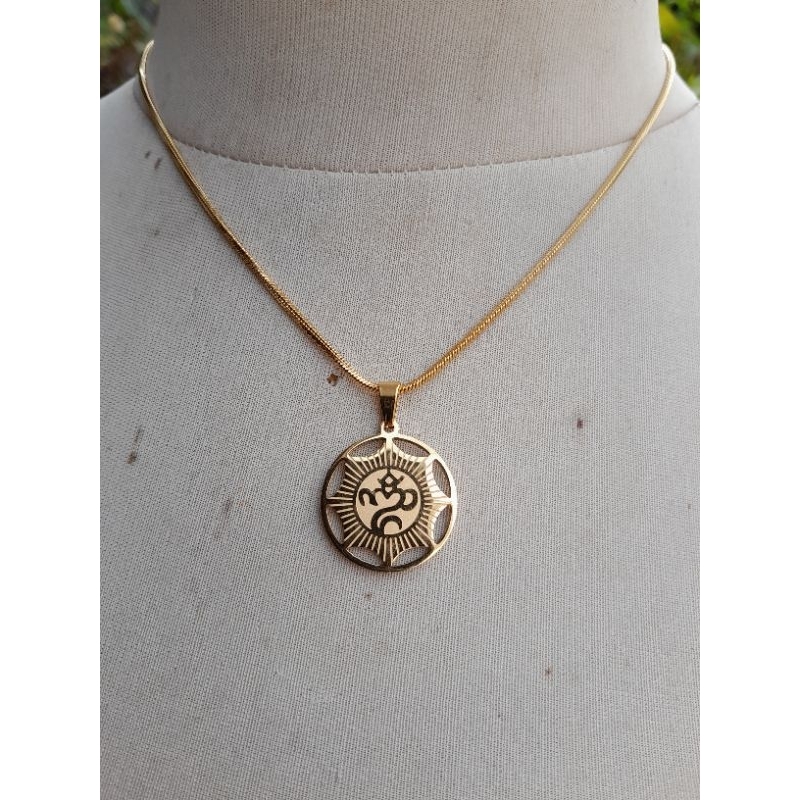 Kalung dengan liontin omkara bali titanium