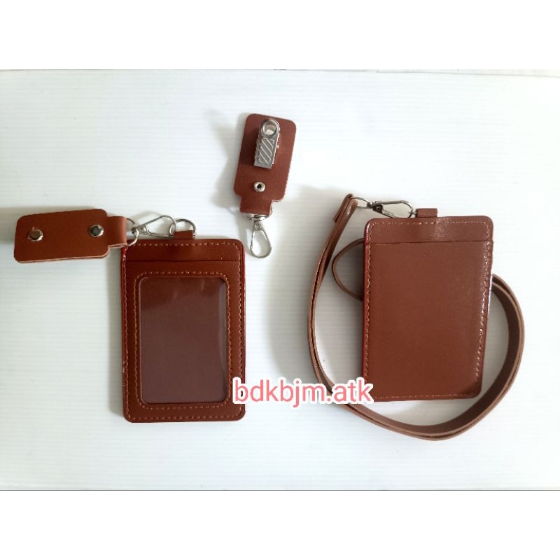 

Tempat Id Card Holder PU Frame Kulit 2 Kartu bisa custom nama/logo Casing PU Leather Card Holder Name Tag Kulit Potrait 2 Slot Makassar