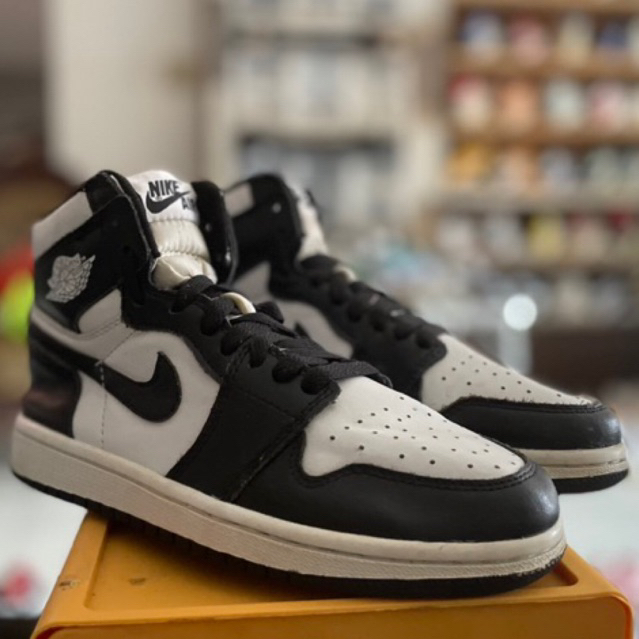 Air Jordan High Panda ada 1 pc pilihan size 36 insole 22,5 cm Made in Vietnam. Baca Deskripsi info d