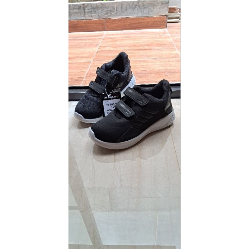 Sepatu anak sekolah pro att Pi 600V hitam putih