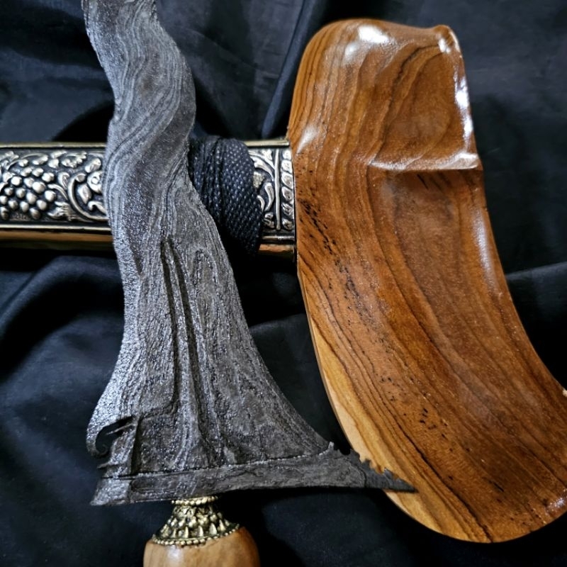 Keris Sengkelat Luk 13 Pamor Buntel Mayit