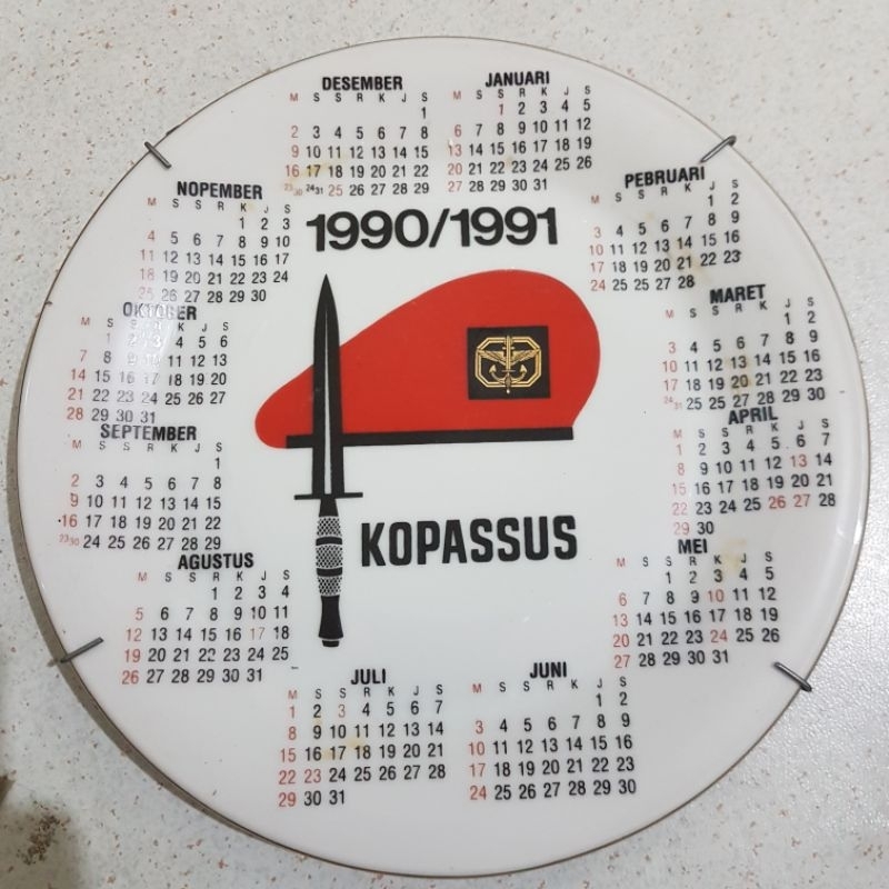 Piring Porcelain asli vintage Kalender Tahun 1990 atau 1991