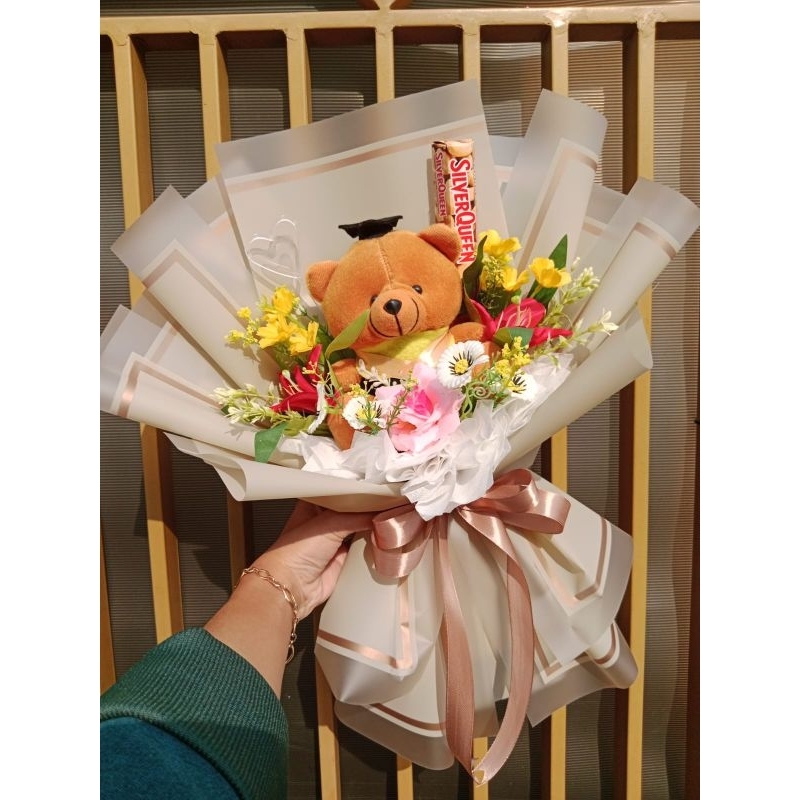 PREMIUM BUKET BONEKA WISUDA DAN COKLAT / BUCKET BUNGA DAN BONEKA  / BOUQUET KADO HADIAH WISUDA BUAT 