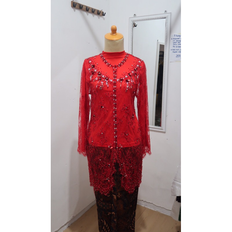 Kebaya Wisuda Lamaran Hijab Merah Cabe Free Masker payet dan Hijab Preloved belum pernah dipakai
