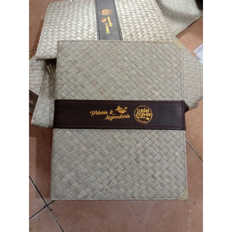 

BUKU MENU RESTO CAFE HOTEL CUSTOM LOGO EMBOS BAHAN SAMAK PANDAN A4