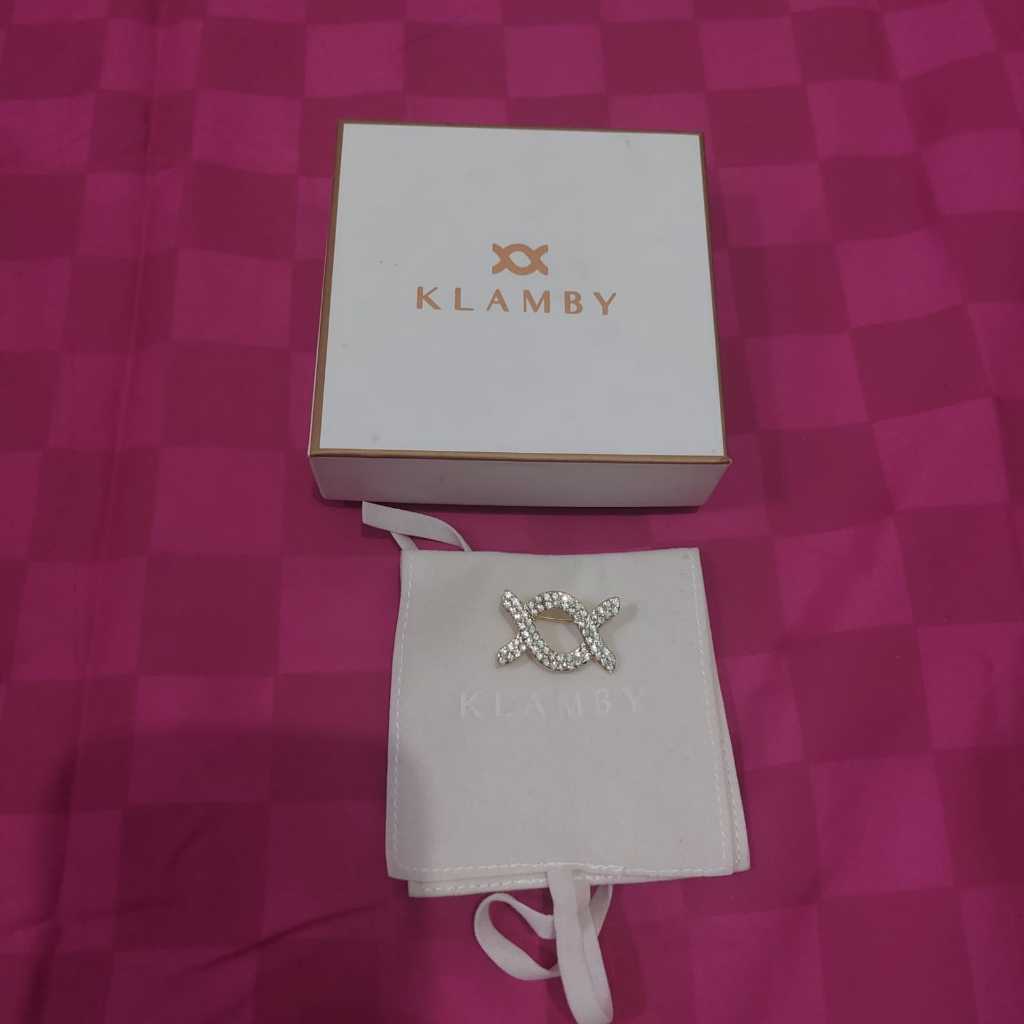 Alice Brooch Gold Wearing Klamby PRELOVED