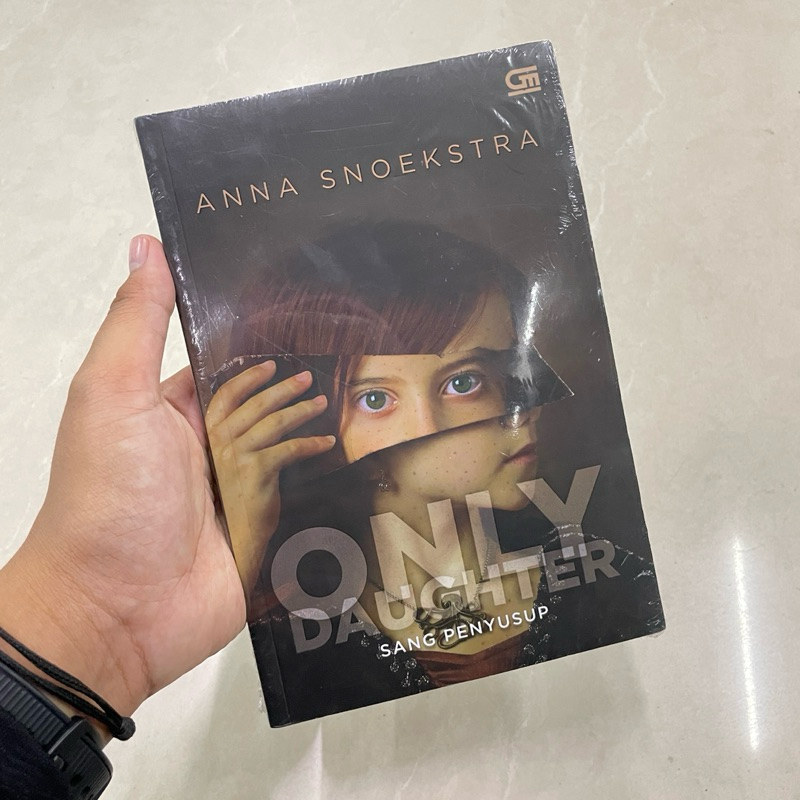 buku novel only daughter; sang penyusup (anna snoekstra)