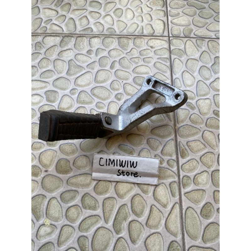 Footstep step belakang kiri Yamaha Mio sporty Mio lama original