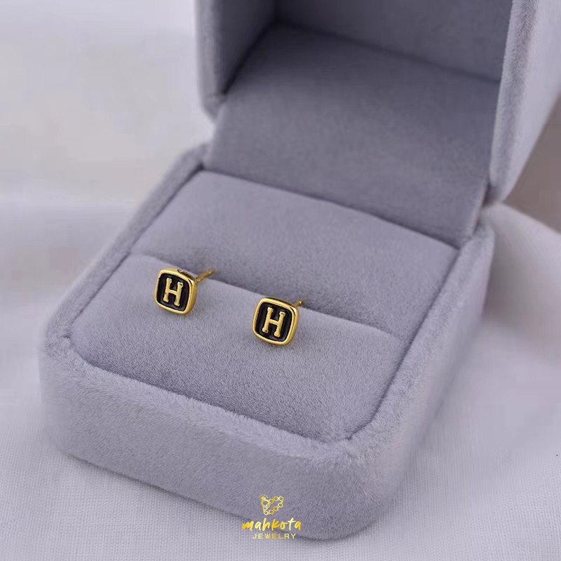 A26 Anting Titanium Premium Wanita Model Tusuk Hitam Huruf H Mini Cute Elegant Lapis Emas 18K