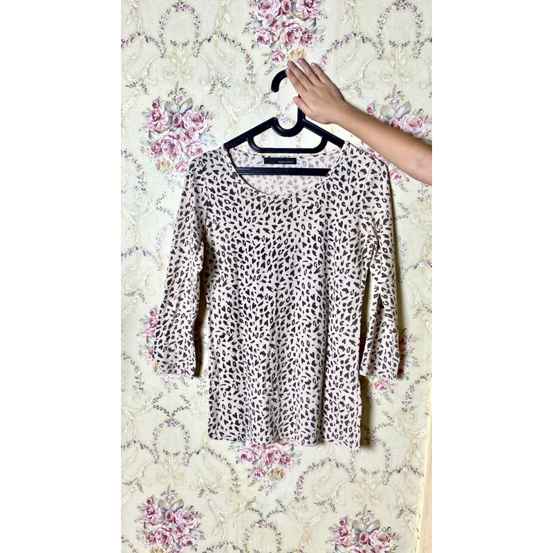 Atasan Kaos Motif Leopard (Preloved)