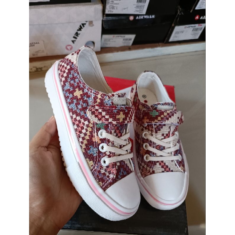 34 sports station clearance sale airwalk tiara