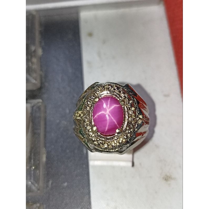 batu permata ruby star