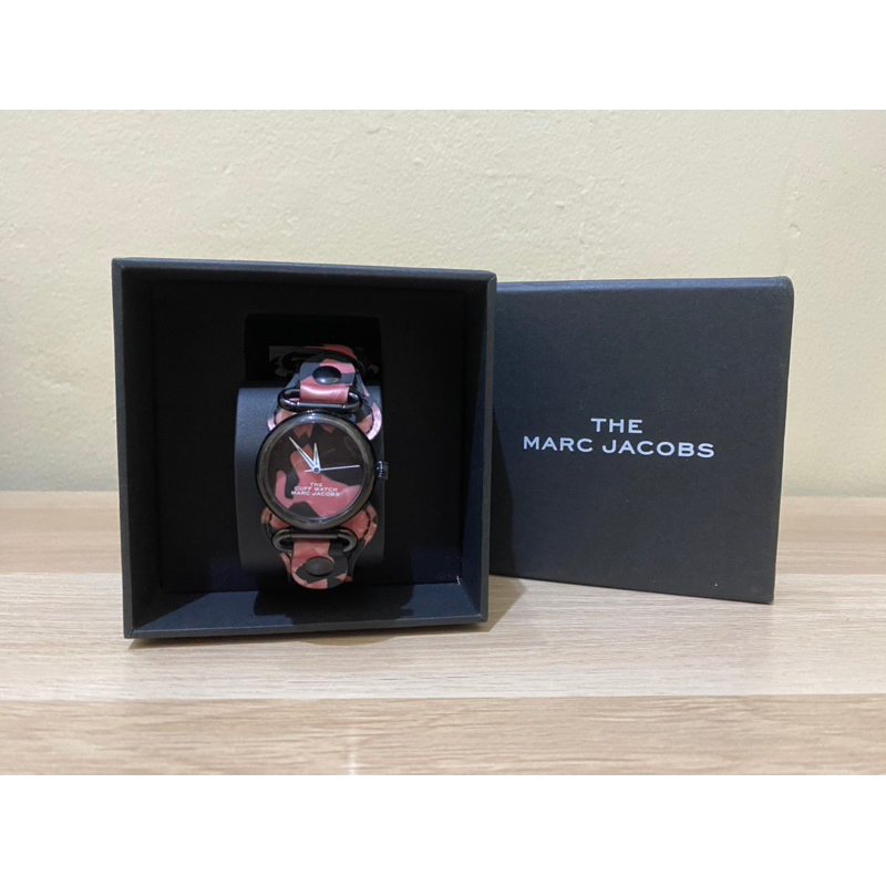 MJ0120190885 THE CUFF QUARTZ LEATHER STRAP PINK BLACK