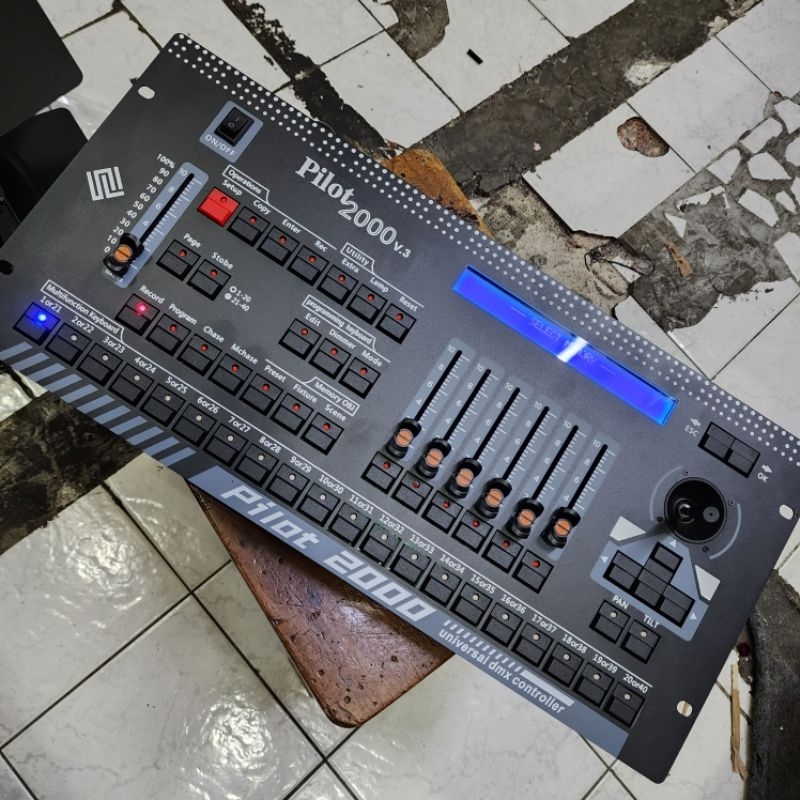 Dmx pilot 2000 lighting controller
