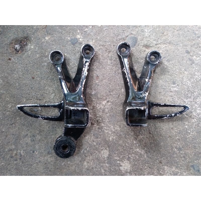 FOOTSTEP FOOSTEP FOOT STEP PIJAKAN KAKI BELAKANG SET KANAN KIRI SUZUKI SATRIA F FU 150 ORIGINAL SECO
