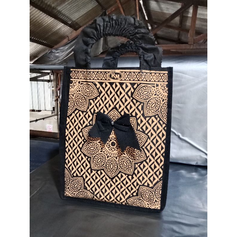 

Tas Syahrini sri Kotak/kibir tas besek 22x22 Isi 12pcs