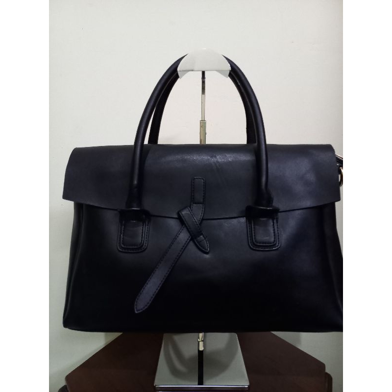 tas della stella, bahan kulit asli, warna hitam. top handle bag, ada talipanjang