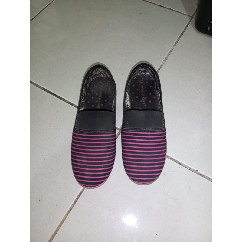 Flat shoes world star bahan kanvas warna pink kombinasi hitam salur bekas wanita viral slip on