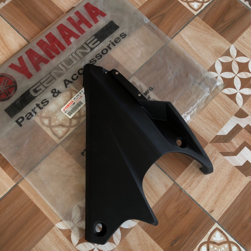 COVER UNDER BODY SAYAP BAWAH KIRI R15 HITAM DOFF ORIGINAL / 2PK-F8385-00-P0